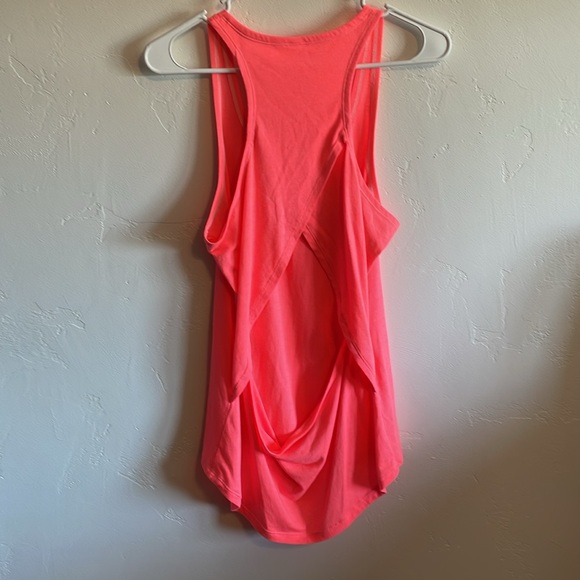 Pink workout shirt (Under Armour) - Picture 4 of 4